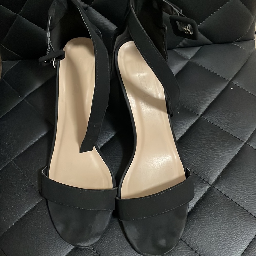 •BLACK HEELS• - Picture 5 of 8